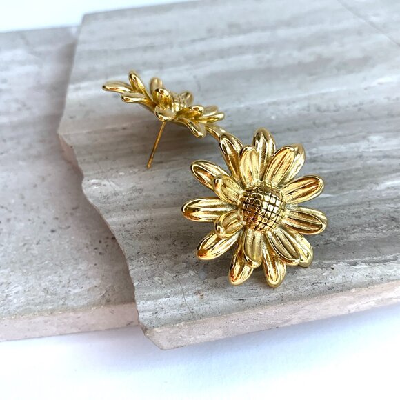 New ~ Anthropologie Shashi Daffodil Gold Flower Stud Earrings - Picture 6 of 9